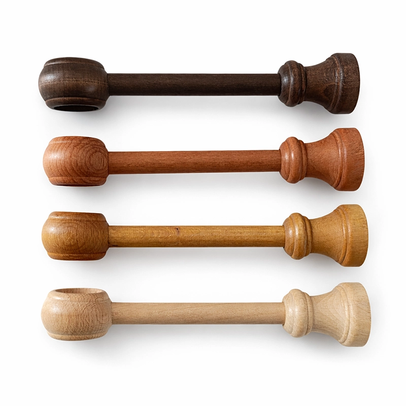 Vzorky drevených garnížových držiakov v rôznych odtieňoch dreva na bielom pozadí