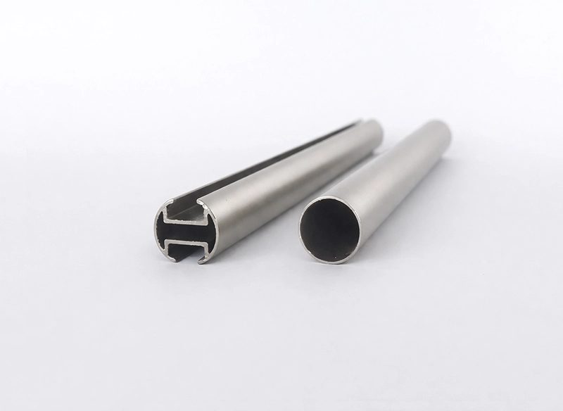 Detailné porovnanie drážkovej a klasickej kovovej garnížovej tyče na bielom pozadí